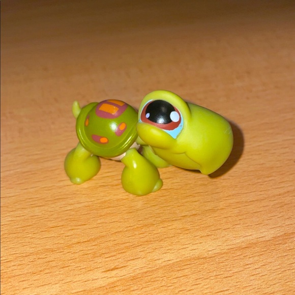 littlest pet shop # 8 green turtle with orange stripes on shell and blue eyes - Picture 1 of 3